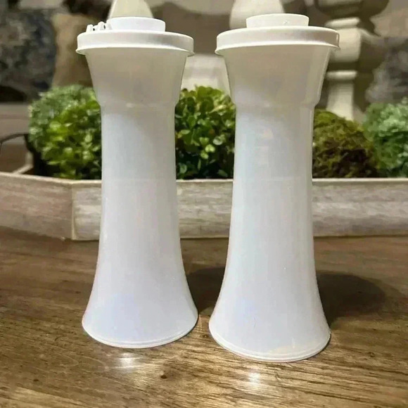 Tupperware Clear Hourglass Salt & Pepper Plastic Shakers 2pc - Picture 1 of 4